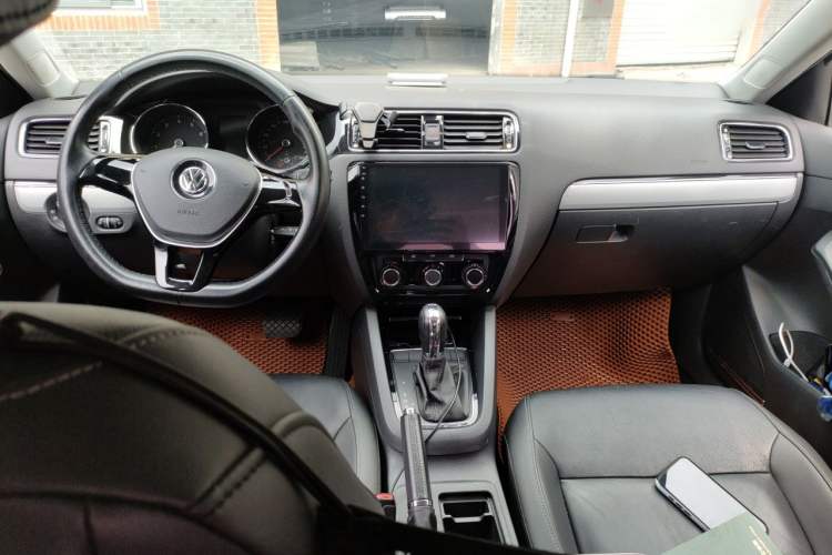 Used Volkswagen Sagitar 2015 230TSI Automatic Comfort Version Center Console