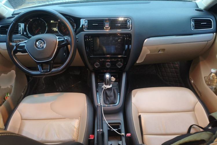 Used Volkswagen Sagitar 2015 230TSI Automatic Comfort Version Center Console