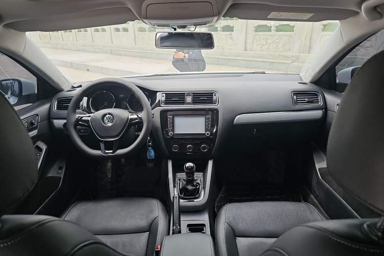 Used Volkswagen Sagitar 2015 1.6L Manual Comfort Model Center Console