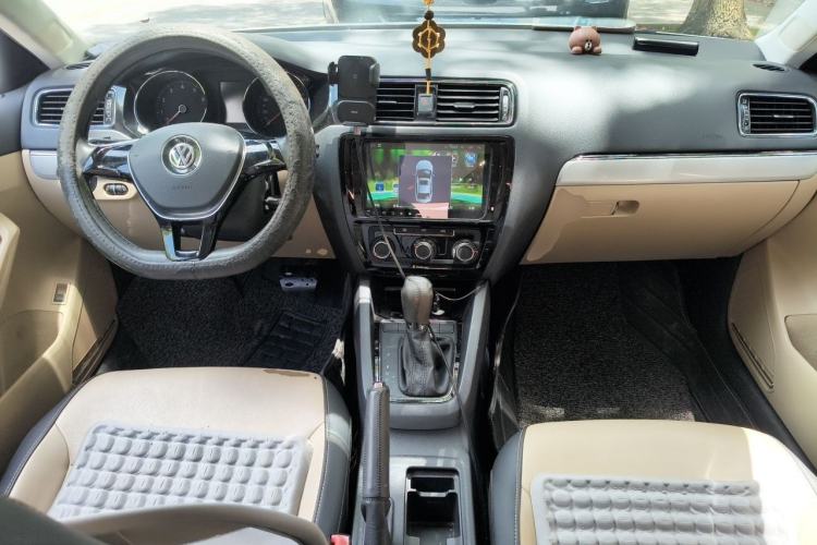 Used Volkswagen Sagitar 2015 1.6L Automatic Comfort Model Center Console