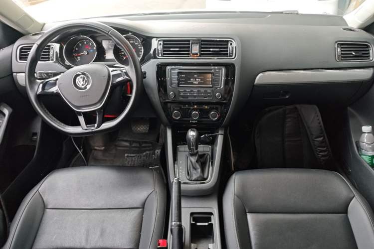 Used Volkswagen Sagitar 2015 1.6L Automatic Comfort Model Center Console