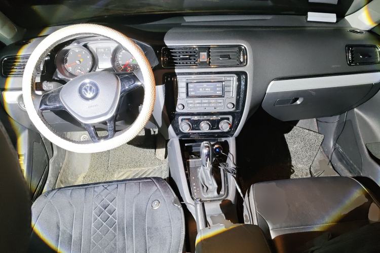 Used Volkswagen Sagitar 2015 230TSI Automatic Comfort Version Center Console