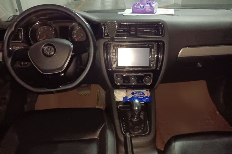Used Volkswagen Sagitar 2015 1.6L Automatic Comfort Model Center Console