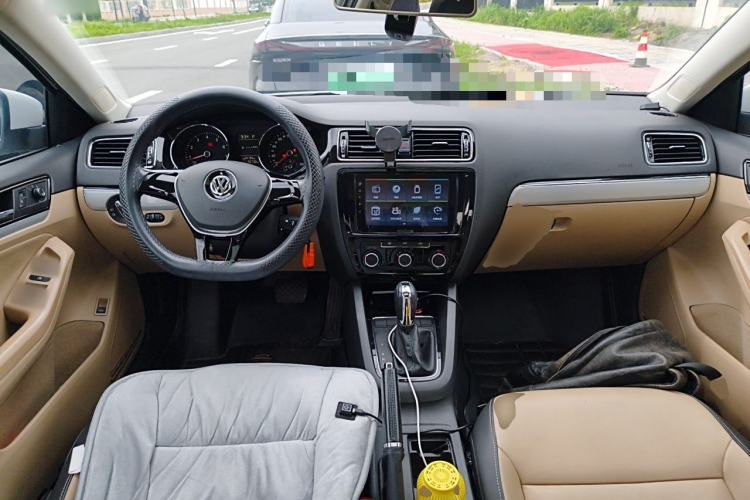 Used Volkswagen Sagitar 2015 230TSI Automatic Comfort Version Center Console