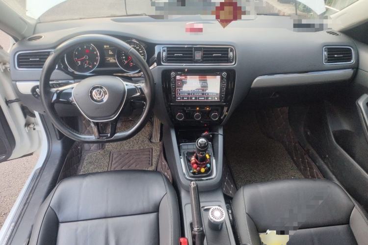 Used Volkswagen Sagitar 2015 230TSI Manual Comfort Version Center Console