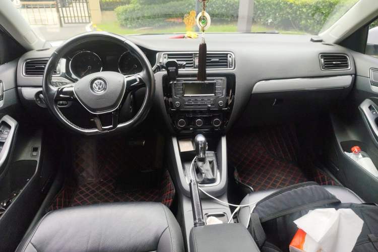 Used Volkswagen Sagitar 2015 230TSI Automatic Comfort Version Center Console