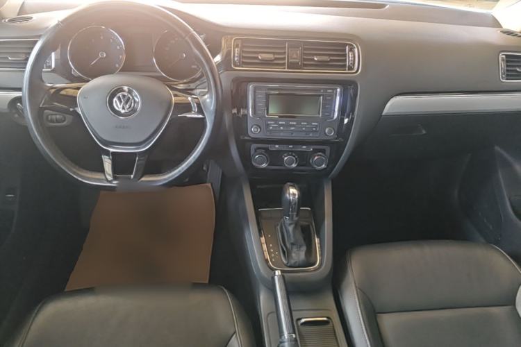 Used Volkswagen Sagitar 2015 1.6L Automatic Comfort Model Center Console
