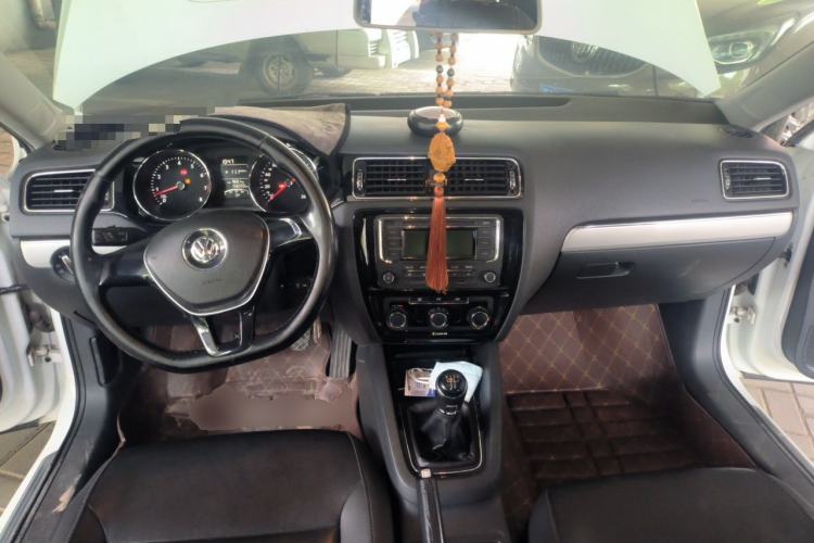 Used Volkswagen Sagitar 2015 1.6L Manual Comfort Model Center Console