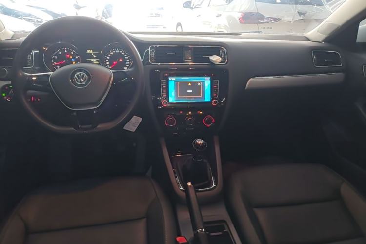 Used Volkswagen Sagitar 2015 1.6L Manual Comfort Model Center Console