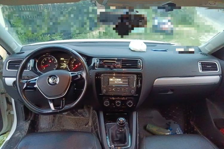 Used Volkswagen Sagitar 2015 1.6L Manual Comfort Model Center Console