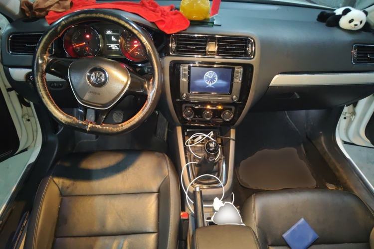 Used Volkswagen Sagitar 2015 230TSI Manual Comfort Version Center Console