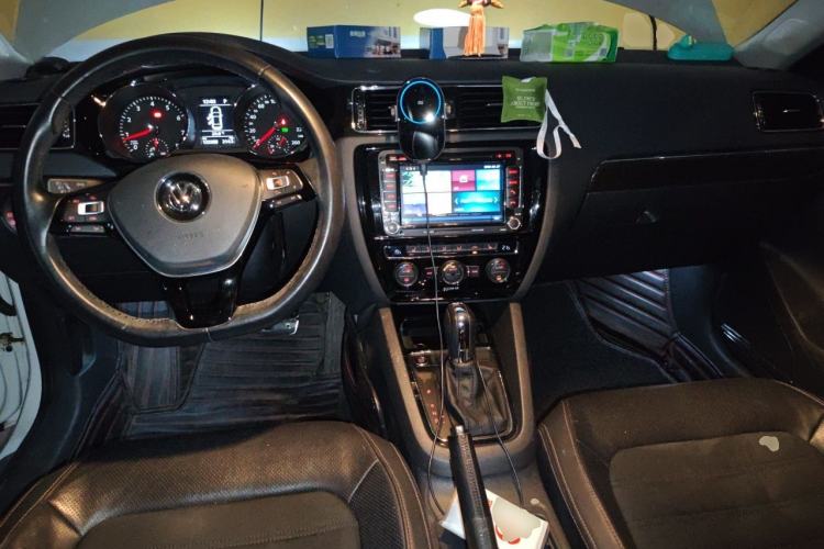 Used Volkswagen Sagitar 2015 230TSI Automatic Luxury Model Center Console