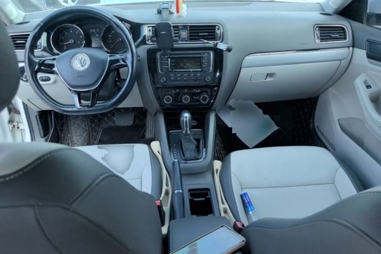 Used Volkswagen Sagitar 2015 1.6L Automatic Comfort Model Center Console