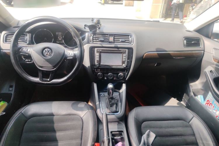 Used Volkswagen Sagitar 2015 280TSI Automatic Flagship Model Center Console