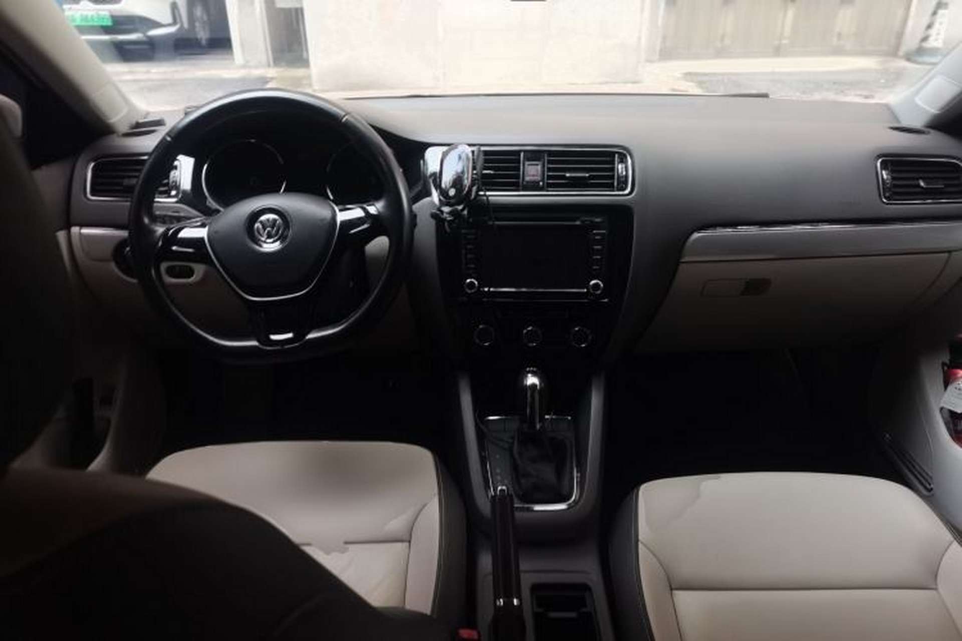 Used Volkswagen Sagitar 2015 230TSI Automatic Luxury Model Center Console