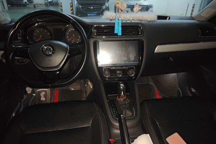 Used Volkswagen Sagitar 2015 230TSI Automatic Comfort Version Center Console
