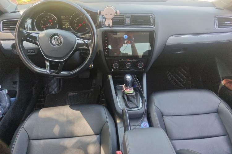 Used Volkswagen Sagitar 2015 1.6L Automatic Comfort Model Center Console