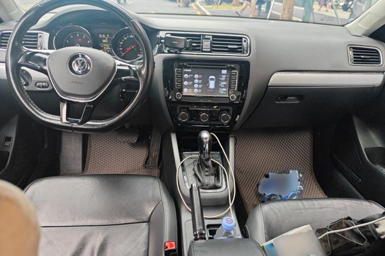 Used Volkswagen Sagitar 2015 1.6L Automatic Comfort Model Center Console