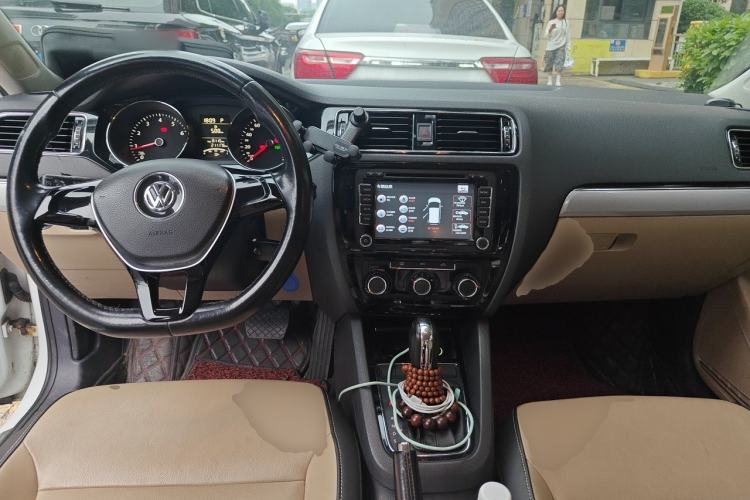 Used Volkswagen Sagitar 2015 1.6L Automatic Comfort Model Center Console