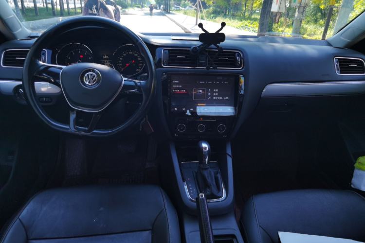 Used Volkswagen Sagitar 2015 1.6L Automatic Comfort Model Center Console