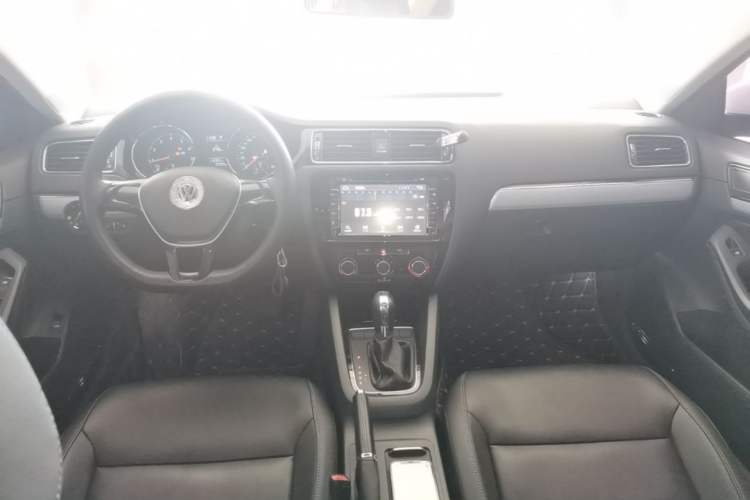 Used Volkswagen Sagitar 2015 230TSI Automatic Comfort Version Center Console