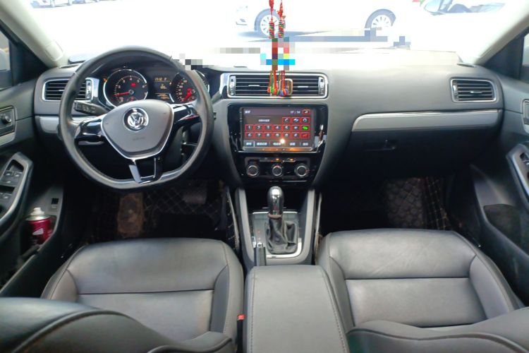 Used Volkswagen Sagitar 2015 230TSI Automatic Comfort Version Center Console
