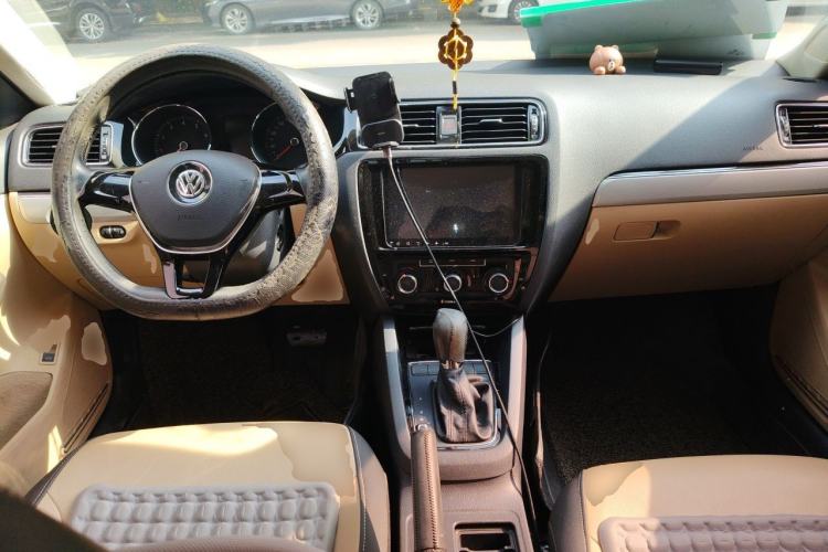 Used Volkswagen Sagitar 2015 1.6L Automatic Comfort Model Center Console