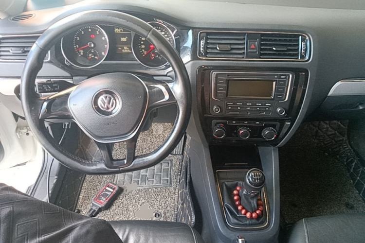 Used Volkswagen Sagitar 2015 230TSI Manual Comfort Version Center Console
