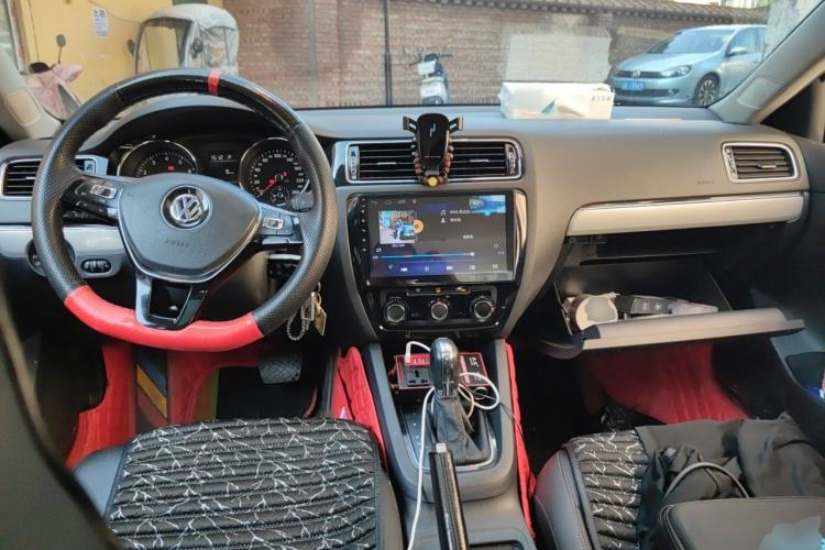 Used Volkswagen Sagitar 2015 230TSI Automatic Comfort Version Center Console