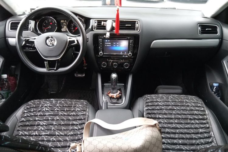 Used Volkswagen Sagitar 2015 1.6L Automatic Comfort Model Center Console