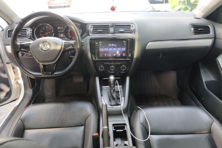 Used Volkswagen Sagitar 2015 230TSI Automatic Comfort Version Center Console