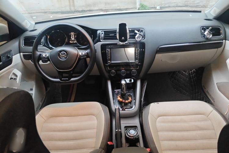 Used Volkswagen Sagitar 2015 230TSI Automatic Luxury Model Center Console