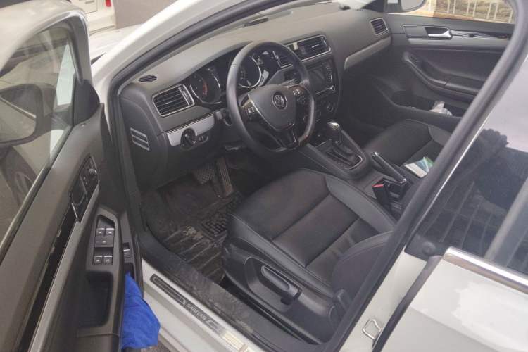 Used Volkswagen Sagitar 2015 230TSI Automatic Comfort Version Driver Seat