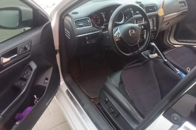 Used Volkswagen Sagitar 2015 230TSI Automatic Luxury Model Driver Seat