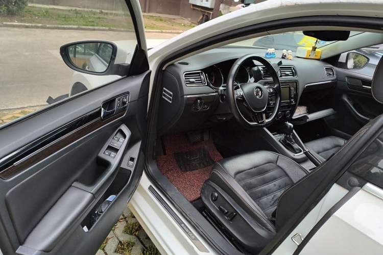 Used Volkswagen Sagitar 2015 230TSI Automatic Luxury Model Driver Seat