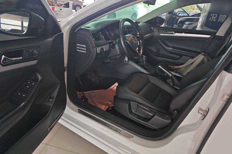 Used Volkswagen Sagitar 2015 230TSI Automatic Comfort Version Driver Seat