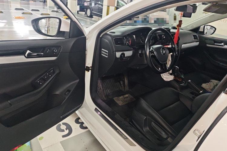 Used Volkswagen Sagitar 2015 230TSI Automatic Comfort Version Driver Seat