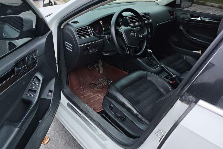 Used Volkswagen Sagitar 2015 230TSI Automatic Luxury Model Driver Seat