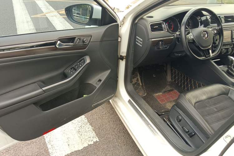 Used Volkswagen Sagitar 2015 230TSI Automatic Luxury Model Driver Seat