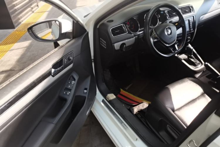Used Volkswagen Sagitar 2015 230TSI Automatic Comfort Version Driver Seat