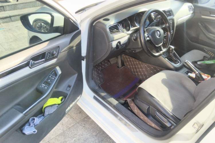 Used Volkswagen Sagitar 2015 230TSI Automatic Comfort Version Driver Seat