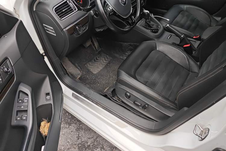 Used Volkswagen Sagitar 2015 230TSI Automatic Luxury Model Driver Seat