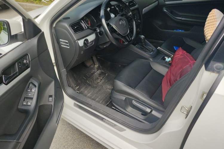Used Volkswagen Sagitar 2015 230TSI Automatic Comfort Version Driver Seat