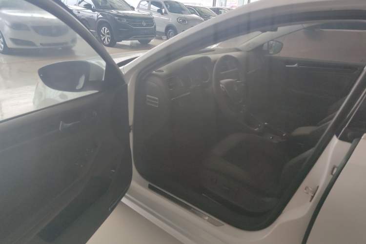 Used Volkswagen Sagitar 2015 230TSI Automatic Luxury Model Driver Seat