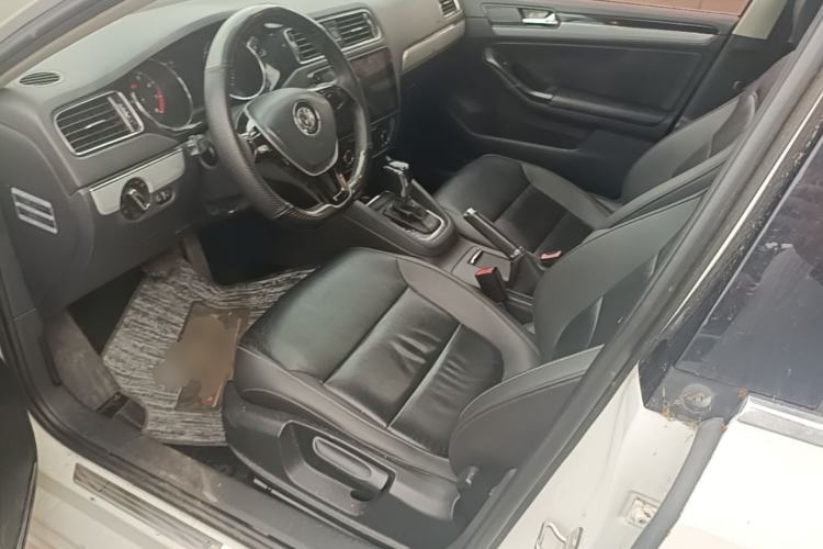 Used Volkswagen Sagitar 2015 230TSI Automatic Comfort Version Driver Seat