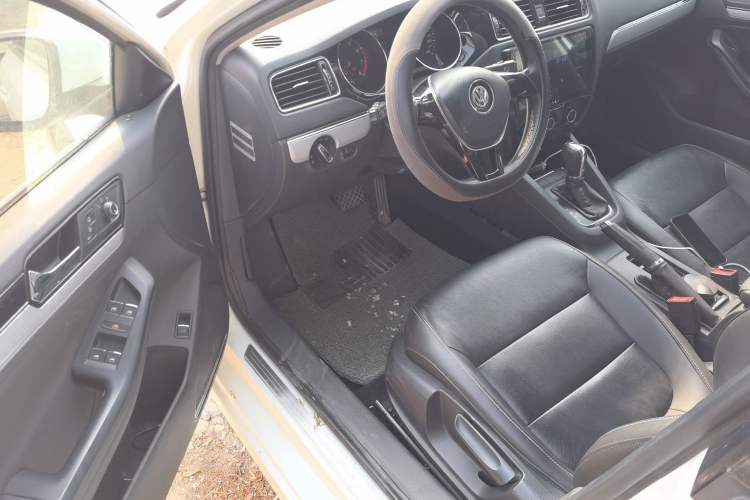 Used Volkswagen Sagitar 2015 230TSI Automatic Comfort Version Driver Seat