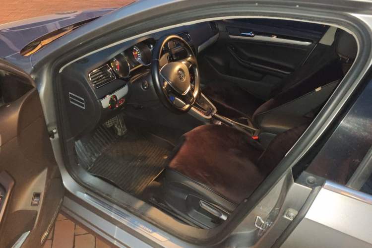 Used Volkswagen Sagitar 2015 230TSI Automatic Comfort Version Driver Seat