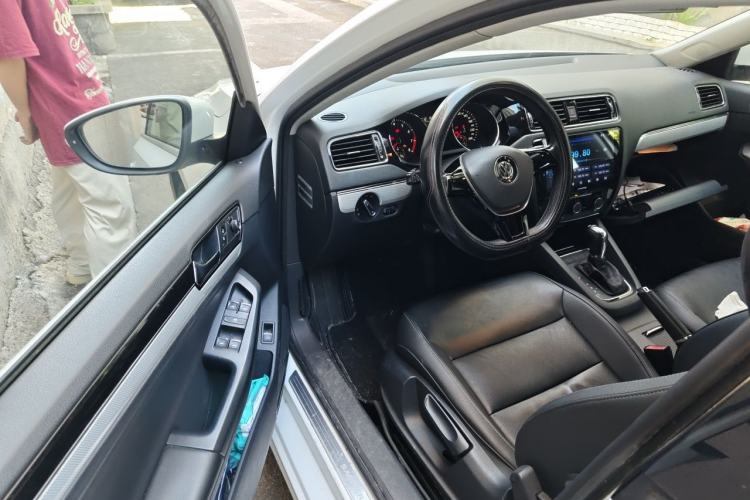 Used Volkswagen Sagitar 2015 230TSI Automatic Comfort Version Driver Seat