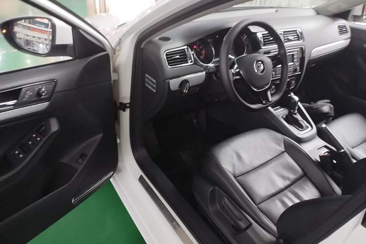 Used Volkswagen Sagitar 2015 1.6L Automatic Comfort Model Driver Seat