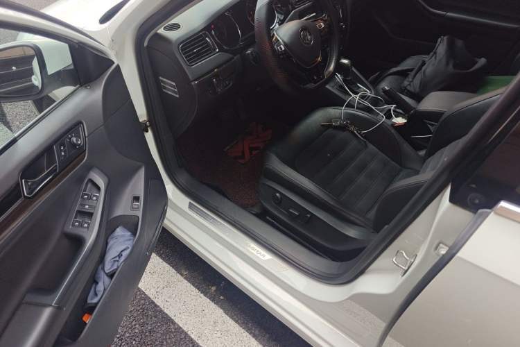 Used Volkswagen Sagitar 2015 230TSI Automatic Luxury Model Driver Seat